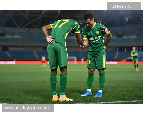 巴坎布门前绝佳机会中横梁球员自投自破成意外进球